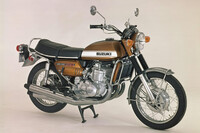 1971年に登場した「スズキGT750」。エンジンはこのクラスでは珍しい2ストロークの3気筒で、冷却機構は水冷式を採用していた。