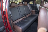 後席には、まずフロントドアを開け、次にヒンジが後ろにあるリアドアを開けて乗り込む。空間としては余裕があるものの、開放感はもう少し欲しいところ。