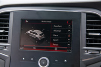 走行モード切り替え機構「ルノーマルチセンス」には、「コンフォート」「ニュートラル」「スポーツ」、カスタマイズモードの「ペルソ」に加え、「ルノースポール」専用モードの「レース」も用意される。