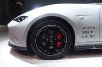 レイズ製の17ホイールは、スーパー耐久レースのST-Qクラスに参戦中の12号車が採用するデザインを踏襲した専用アイテム。展示車両には「ヨコハマ・アドバン ネオバAD09」タイヤが装着されていた。