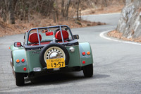 スペアタイヤや丸型のテールランプなどがクラシックな雰囲気をただよわせるリアビュー。日本向けの60台は、すでに全車売約済みとなっている。