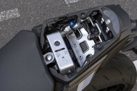 タンデムシート(後席)の下には、わずかながら小物入れスペースが確保されている。ヘルメットホルダーも装備。