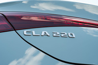今回の試乗車は、ハイブリッドの上級グレード「CLA220」。ハイブリッド車についてはほかに、エンジンのアウトプットを抑えた「CLA180」がラインナップされる。
