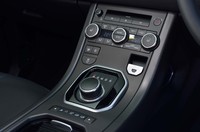 ブランドアイコンともいえるロータリー式のシフトセレクターは、イグニッションオンでせり上がる。