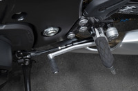 トランスミッションにはクラッチ操作なしでの変速を可能にするクイックシフターを装備。シャープな「モード1」とソフトな「モード2」の2種類の変速制御が備わるほか、クラッチ操作を楽しみたいときは、機能をオフにもできる。