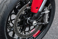 ブレーキは、前がφ320mmのダブルディスクとラジアルマウントのモノブロック4ピストンキャリパーの組み合わせ。後ろがφ245mmのディスクと2ピストンキャリパーの組み合わせだ。