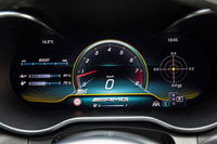 フルデジタルのメーターパネルには、多彩な機能や表示レイアウトが用意されていたり、速度計とエンジン回転計にインフォメーションディスプレイを組み合わせたコンベンショナルな“2眼式”としたり、写真のように、左右にGセンサーやブースト計などを表示したりできる。