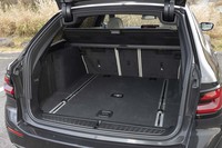 容量570~1700リッターとラゲッジスペースは広大。リアゲートはガラスハッチ部分だけを開閉することもできるので使い勝手がいい。