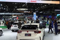 2024年3月下旬から4月上旬にかけて開催された、タイのバンコク国際モーターショーでの光景。日本車のブースの向こうには、勢いを増しつつある中国メーカーのブースがずらりと並ぶ。今回スズキはタイ工場の閉鎖を決めたが、もし、その施設を必要とする中国メーカーに売却したならば、長い目で見ればさらなる脅威となる可能性もある。