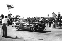 豪州一周ラリーはシドニーをスタートしてオーストラリア大陸を右回りに一周し、メルボルンを目指す走行距離1万7000kmのラリー。1957年大会は、戦後の日本メーカーが初めて体験する海外のモータースポーツイベントとなった。