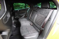 前席と同様にアルカンターラで仕立てられた後席。5ドアモデルの「メガーヌR.S.トロフィー」は、日常使いを十分満たせる利便性が確保されている。