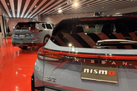 NISMO大森ファクトリーの店内に置かれた「ノート オーラNISMO」(写真手前)と「エクストレイルNISMO」(同奥)。