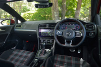 今回のマイナーチェンジでは、インフォテインメントシステムの充実がトピック。9.2インチのディスプレイが用意され、スマートフォンとの連携や、インターネットを介した情報サービスの利用が可能になった。