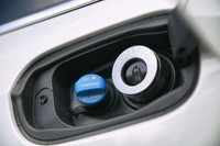 「V90」のディーゼルモデルは、AdBlue(アドブルー=尿素水)による化学反応を利用して、排ガス中のNOxを効果的に抑制する。写真はその注入口。