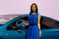 発表会場には、「プリウスPHV」のCMキャラクターを務める女優・石原さとみさんも姿を見せ、晴れの舞台に華を添えた。同車の給電機能を生かせることとしては、「バーベキューとイルミネーションを提案したいです」。