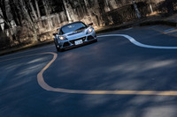 サスペンションは前後ともにダブルウイッシュボーン式。ビルシュタインの単筒式ダンパーと、アイバッハ製のスプリングの組み合わせとなる。