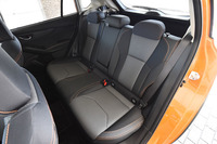 クラスを超えた室内の広さも新型「XV」の自慢のひとつ。後席の足元は旧型より26mm広がった。