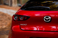 リアまわりでは、この角度からでも“末広がり”に見えるフェンダーの造形にも注目。腰高感は抱かずにすみそうだ。