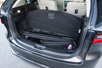 荷室の床下にはトノカバーを固定できる。斜めにしてまで収納できるようにしたところに執念を感じる。