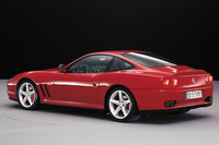 2002年に登場した「550マラネロ」の改良モデル「575Mマラネロ」のリアクオータービュー。普通、この角度の写真であればフロントオーバーハングはもっと隠れるものだが……。550/575Mマラネロは、デザイン的に“頭でっかち”なクルマだった。