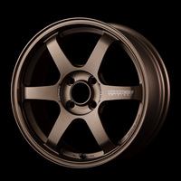 「TE37 SONIC」はコンパクトカー向けに「TE37」の優れた性能を最適化したモデル。スポークをワイド化したうえで、設置部をリム側に上げるなどして剛性をアップ。高出力化するコンパクトカーに求められる操縦安定性を確保している。