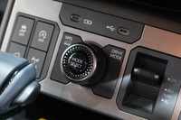 シフトセレクター前方には「マルチテレインセレクト」とドライブモードのダイヤルが備わっている。トランスファーの切り替えはダイヤル式からトグルスイッチ式に変わった。