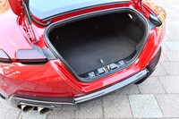 トランクルームの容量は4人乗車時で272リッター。フロアの下にはパンク修理キットが収まる。