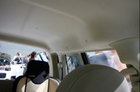 後席左側のヘッドスペース。スライドドアのインナーレール分、室内には張り出しができる。