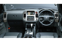 「パジェロ アクティブフィールドエディション」の外観とインパネ。