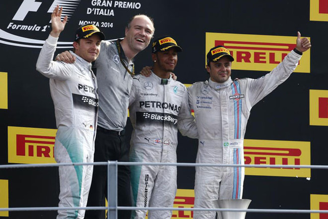 第13戦イタリアGPをポールポジションから制したメルセデスのルイス・ハミルトン(右から2番目)。2位にニコ・ロズベルグ(一番左)が入り、シルバーアローの1-2フィニッシュは今季7回目となった。ウィリアムズのフェリッペ・マッサ(一番右)は今年初表彰台の3位に終わった。(Photo=Mercedes)