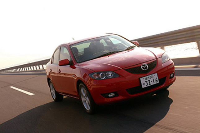 【スペック】全長×全幅×全高=4485×1745×1465mm/ホイールベース=2640mm/車重=1260kg/駆動方式=FF/2リッター直4DOHC16バルブ(150ps/6500rpm、18.7kgm/4500rpm)/車両本体価格=175.0万円(テスト車=213.0万円/Cパッケージ=オートライトシステム+レインセンサーワイパー+撥水機能ガラス+本革巻きステアリングホイール+シフトノブ+16インチアルミホイール(5.5万円)/ダークティンテッドガラス(2.0万円)/SRSカーテン&フロントサイドエアバッグシステム(6.5万円)/ディスチャージヘッドランプ(5.0万円)/DVDナビゲーションシステム(19.0万円)(K)