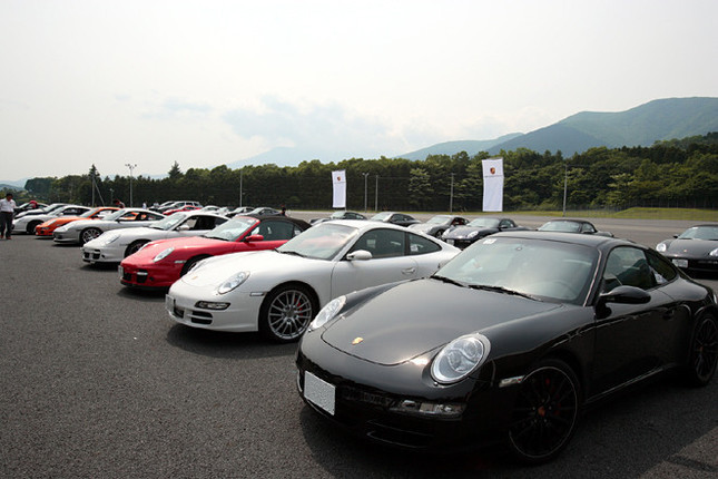 911から、ケイマン、ボクスター、カイエン、GT2、GT3にいたるまで、あらゆるポルシェ車が勢ぞろい。