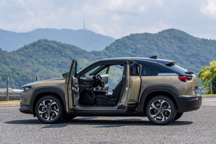 「MX-30ロータリーEV」には容量17.8kWhのリチウムイオン電池が搭載される。一充電あたりの航続距離は107km(WLTCモード)で、燃料満タン時の走行可能距離は、車内の検証データで700km以上になるという。