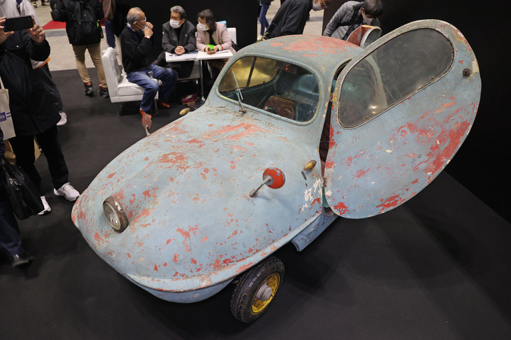 これも特別展示車両。希少な日本車を数多くお持ちのH氏所有の1956年「フジキャビン」。「ロータス・エリート」よりも先にFRPモノコックボディーを採用していたマイクロカー。