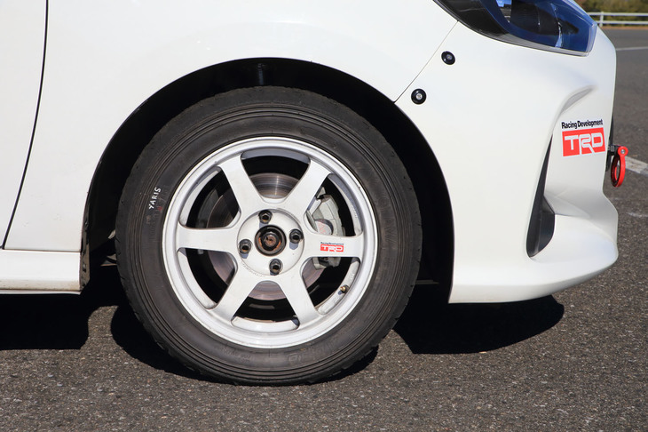 足もとの仕様は、ヨコハマのラリー用タイヤ「アドバンA036」とレイズの競技用アルミホイール「TE37グラベル」の組み合わせ。このあたりの仕様は「TGRラリーチャレンジ」のそれと同じである。