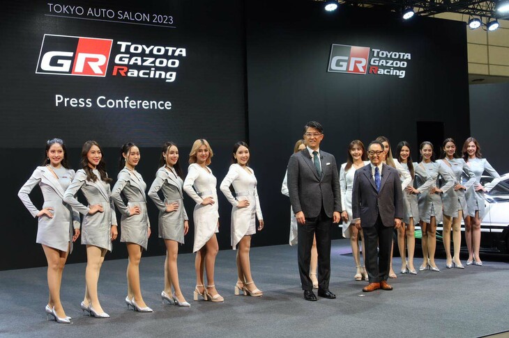 フォトセッションに臨む、トヨタ自動車の豊田章男社長(写真中央右側)とGRカンパニーの佐藤恒治プレジデント(同左側)。