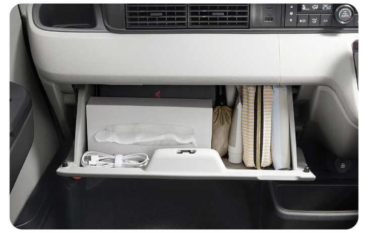 収納に関しては、オープントレーやポケットの類いはやや削(そ)がれたものの、助手席側のグローブボックスが大幅にサイズアップ。先代の2倍以上の容量を得ている。