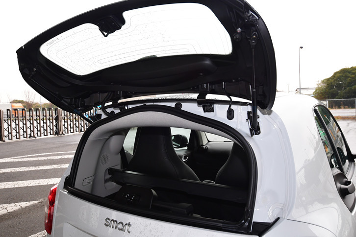 上下分割式テールゲートを採用し、狭い場所での荷物の積みおろしも難なくできる。