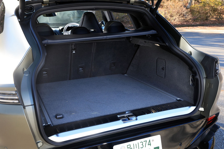 SUVならではの高い機能性も「DBX707」の特徴。荷室容量は、パーセルシェルフより下で491リッター、荷室全体では638リッター。後席は電動格納式で、パワーテールゲートにはジェスチャーコントロール機能も装備される。