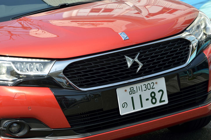 「NEW DS WING」と名付けられたグリルと一部が黒く塗られたバンパーで構成される、「DS 4クロスバック」のフロントまわり。