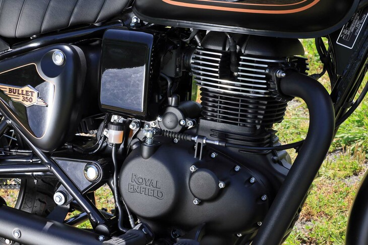 エンジンは排気量349ccの空冷単気筒SOHC。「メテオ350」や「クラシック350」「ハンター350」などでおなじみのユニットで、ロングストローク型ならではの粘り強さと、程よいビート感とスムーズさのバランスが魅力だ。