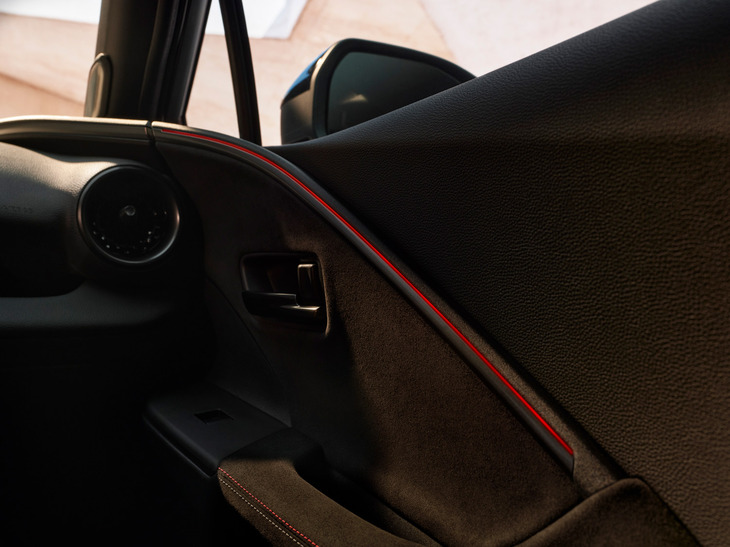 新型トヨタC-HR(フロントドアトリム)