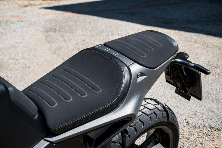 シートは2ピース構造で、雨にぬれても滑らないよう、ヒートスタンプ加工されたパッド入りのリブが施されている。