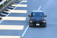 車線変更を行い、安全と判断した停車場所へと向かう試作車。「CO-PILOT 2.0」には、交差点や“路駐”する車両を避けて停車位置へと向かう機能が搭載される。