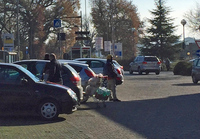 2016年12月、とあるスーパーでのひとこま。カートで買い物を終えた客がクルマに戻るや、さりげなく近づいてくるのが“買い物カート回収男”(写真中央)。