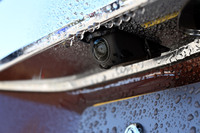 バックカメラに付いた水滴をエアーの噴射で除去する「リアカメラno水滴クリーナー」(1万1000円)。レンズの上にノズルがあり、画面の切り替え時に複数回、エアーが噴射される。