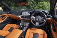 試乗車のインテリアカラーは「ブラック×キャラミオレンジ」。「ヤスマリナ×ブラック」「シルバーストーン×ブラック」など、こちらもレーストラック由来のカラーリングが設定されている。