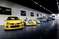 時代やカテゴリーを超えて集められた、歴史的なモータースポーツ車両。最も手前は「クリオV6ルノースポール」で、ルマンを制覇した「アルピーヌA442B」、ターボF1の「RS10」、そして1995年の英国ツーリングカー選手権でメイクスタイトルをとった「ラグナBTCC」と続く。さらに奥のほうには戦前のレコードブレーカーも見える。