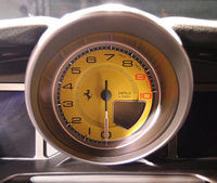 こちらはエンジン回転計。ピークパワーは、8000rpmで発生する。