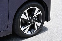 15インチのアルミホイール(写真)は、最上級グレード「ハイウェイスターGターボ プロパイロットエディション」だけに装着される。他グレードでは14インチのホイールが組み合わされる。